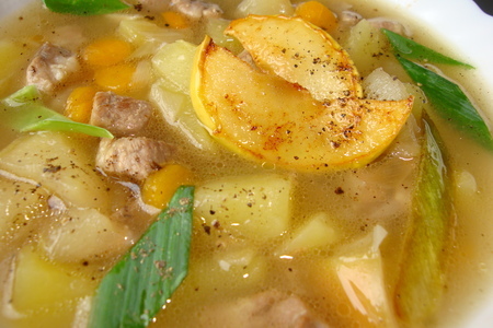 Фото к рецепту: Густой суп со свининой и яблоками.