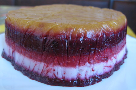 Фото к рецепту: Фруктово - ягодный слоёный торт - желе