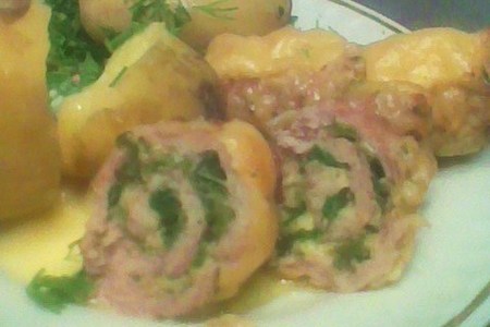 Фото к рецепту: Рулетики из свинины с сыром и зеленью