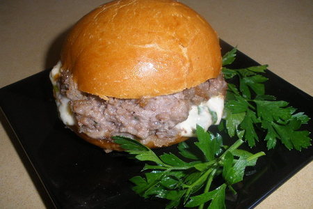 Фото к рецепту: Необычные вкуснейшие домашние гамбургеры для пикника