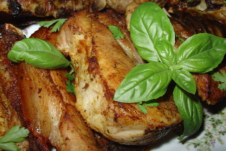 Фото к рецепту: Мясо и рёбрышки, запечённые в ароматной приправе