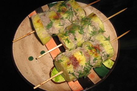 Фото к рецепту: Кабачки с фаршем на шампуриках