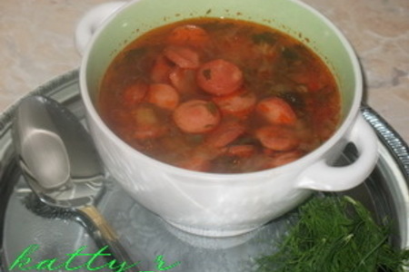 Фото к рецепту: Суп томатный с копчеными сосисками