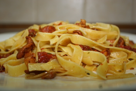 Фото к рецепту: Паста с лисичками и вялеными помидорами