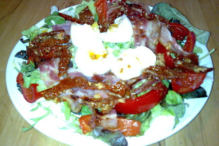 Салат латук с сушеными помидорами и  яйцом