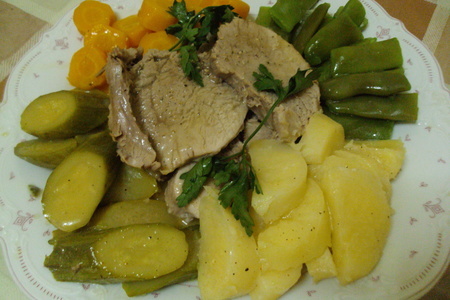 Фото к рецепту: Отварное мясо с овощами