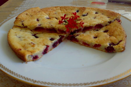 Фото к рецепту: Тонкий вишневый пирог
