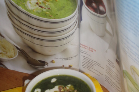 Фото к рецепту: Холодный шпинатный суп с фисташками
