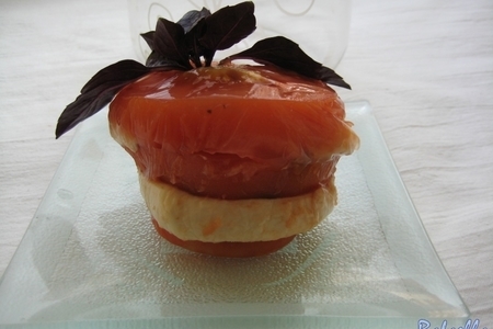 Фото к рецепту: Сырная закуска с помидорами в желе
