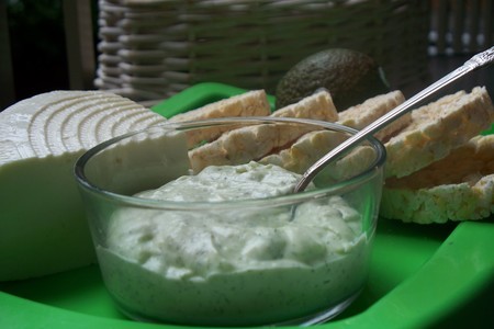 Фото к рецепту: Соус творожно сырно авокадный "тоститос"
