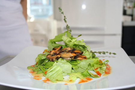 Фото к рецепту: Салат латук со спаржей и мидиями