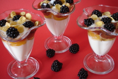 Фото к рецепту: Десерт из  йогурта с  фруктами