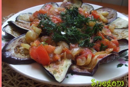 Фото к рецепту: Баклажаны под "шубкой" из овощей