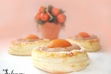 Фото к рецепту: Слоеные пирожные с абрикосом