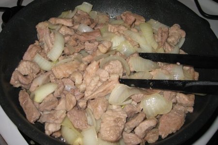 Фото к рецепту: Свинина с луком
