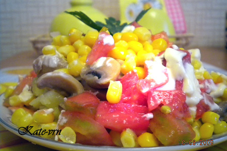 Фото к рецепту: Салат с грибами и кукурузой
