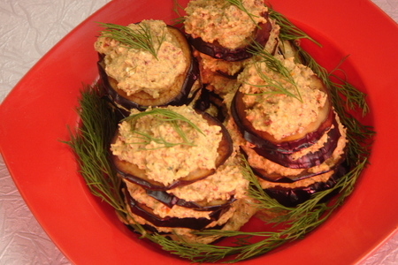 Фото к рецепту: Баклажаны под соусом из брынзы и орехов