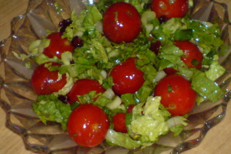 Фото к рецепту: Салат с помидорками и сушеной клюквой
