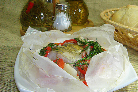 Фото к рецепту: Рыба, запеченная в пергаменте с овощами