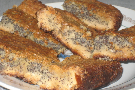 Фото к рецепту: Скорый пирог со сгущенкой и маком
