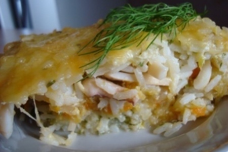 Фото к рецепту: Запеканка с рыбой, кальмарами , овощами и рисом