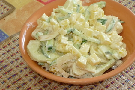Фото к рецепту: Салат сырный со свежими огурцами