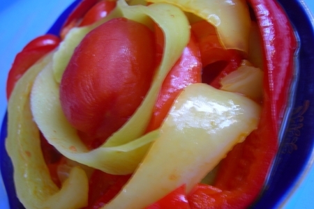 Фото к рецепту: Закуска из перца и кабачков в томатном маринаде