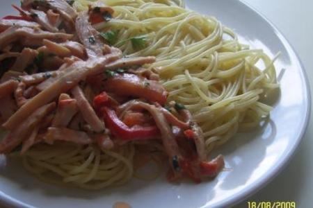 Фото к рецепту: Spaghetti con "что есть в холодильнике"