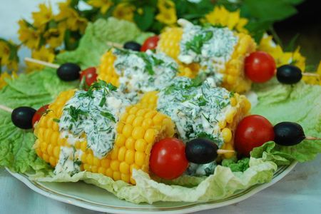 Фото к рецепту: Кукурузные початки с сыром и зеленью