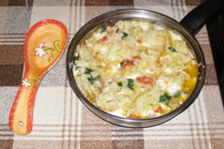 Фото к рецепту: Цветная капуста с помидорами и яйцами.