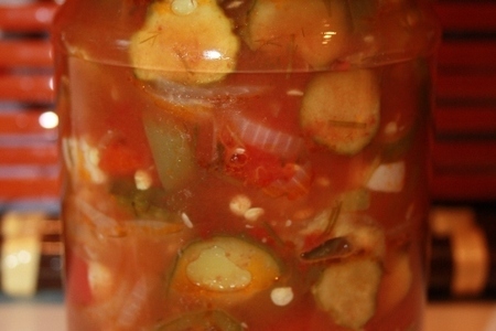 Фото к рецепту: Салат из томатов,огурцов и сладкого перца.острый