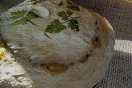 Фото к рецепту: Хрустящий хлеб с печеным чесноком и сырными кармашками.