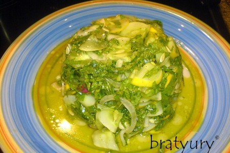 Фото к рецепту: Сочный салат из редиса, репчатого лука и огурца жёлтого сорта
