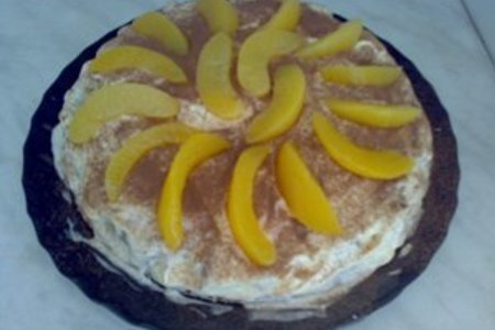 Фото к рецепту: Шоколадный торт с персиками