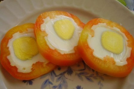 Фото к рецепту: Перец, фаршрованный яйцом