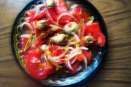 Фото к рецепту: "поцелуй дождя" - салат из грибов дождевиков с овощами.