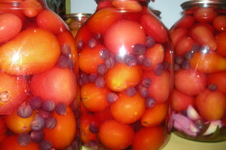 Фото к рецепту: Маринованные помидоры с виноградом