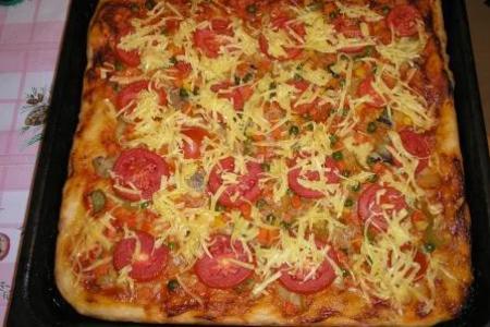 Фото к рецепту: Пицца домашняя (тонкий слой теста)