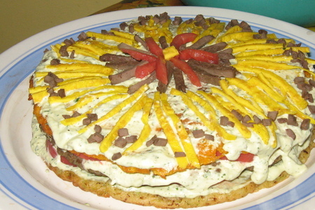 Фото к рецепту: Печёночно-овощной торт с помидором и интересным соусом