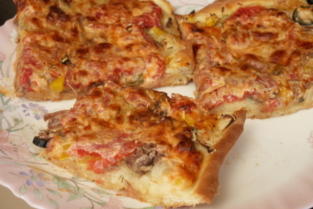 Фото к рецепту: Пицца на скорую руку(с тушенкой)
