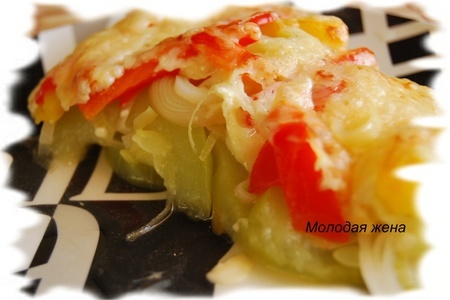 Фото к рецепту: Кабачок с овощами под сыром