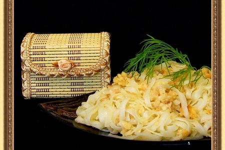 Фото к рецепту: Рисовая лапша   с  кальмарами  а-ля по-флотски