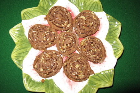 Шоколадное печенье с орехами, кунжутом и шоколадом