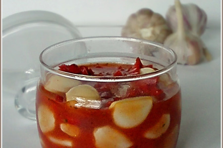 Фото к рецепту: Чеснок маринованный в томатном соке