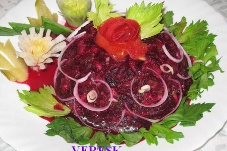 Фото к рецепту: Салат со свеклой "пикантный"