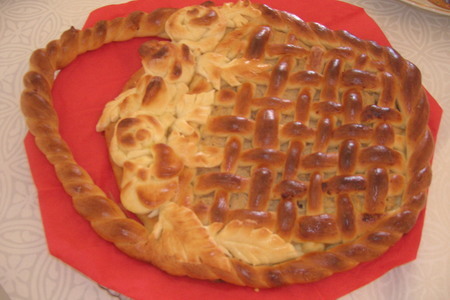 Фото к рецепту: Пример оформления пирога из дрожжевого теста