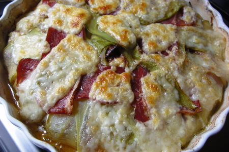 Фото к рецепту: Куриная грудь, запеченная с кабачком, беконом и сыром