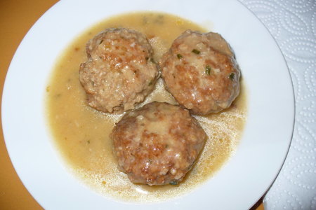 Фото к рецепту: Котлеты с овсянными хлопьями в грибном соусе