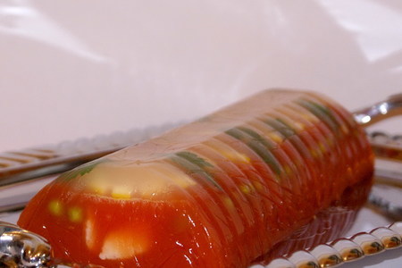 Фото к рецепту: Заливное из белой рыбы с томатным соком