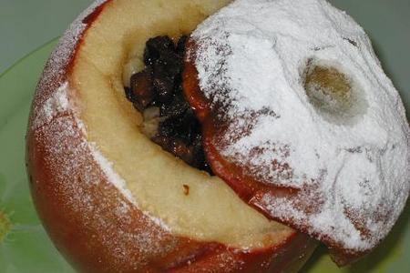 Фото к рецепту: Печеные яблоки с черносливом,медом и орехами